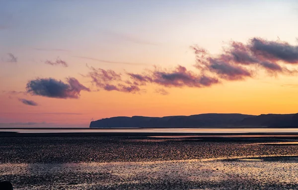 Zomer dramatische zonsondergang in de westelijke fjorden van IJsland. — Stockfoto