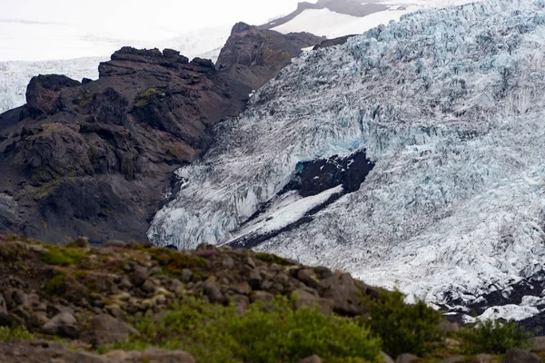 Hermoso paisaje islandés con glaciar, ceniza y hierba verde — Foto de Stock