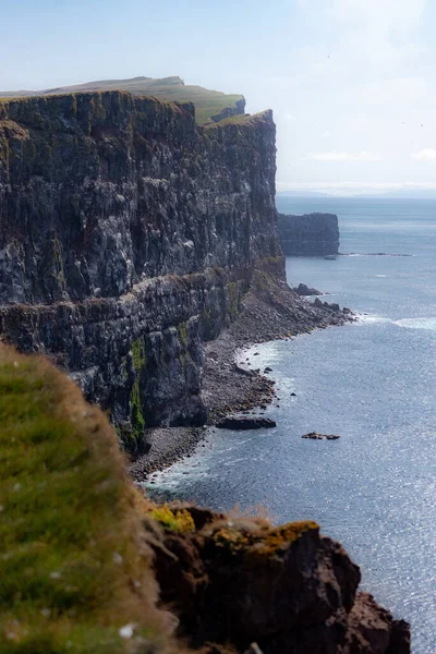Fantastiska Latrabjarg klippor, Europas största fågelklippa. Västra fjordar på Island — Stockfoto