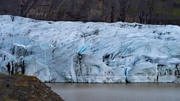 冰面上有灰的冰川细节- -冰岛 — 图库照片
