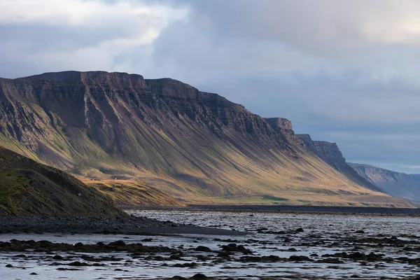 Paysage du fjord occidental avec ciel nuageux - Islande . — Photo