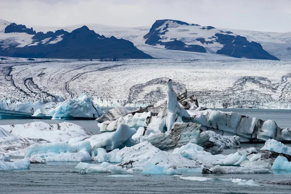 Schwimmende Eisberge in der Gletscherlagune von jokulsarlon, Island — Stockfoto