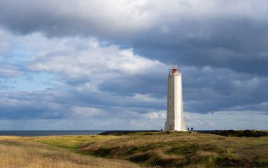 Selanik Deniz fenerine karşı güneşli bir gökyüzü. İzlanda