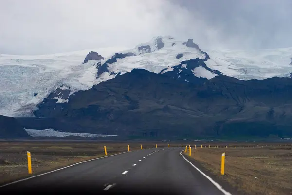Сценічний ландшафт з прекрасною дорогою, гора з льодовиком і сніговою вершиною. — стокове фото