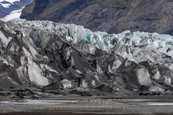 얼음에 재를묻혀 있는 빙하의 모습 — 스톡 사진