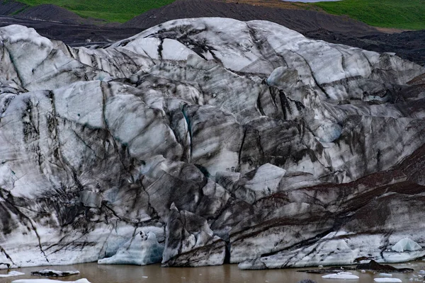 冰面上有灰的冰川细节- -冰岛 — 图库照片