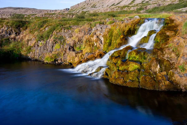 Island vodopád detailní pohled na útes bohů s dlouhou expozicí hladký pohyb vody v letní krajině — Stock fotografie