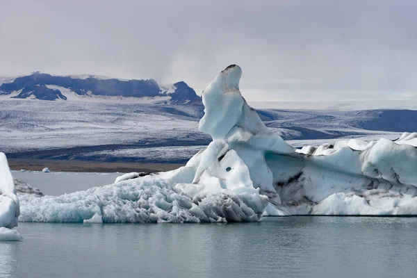 Schwimmende Eisberge in der Gletscherlagune von jokulsarlon, Island — Stockfoto