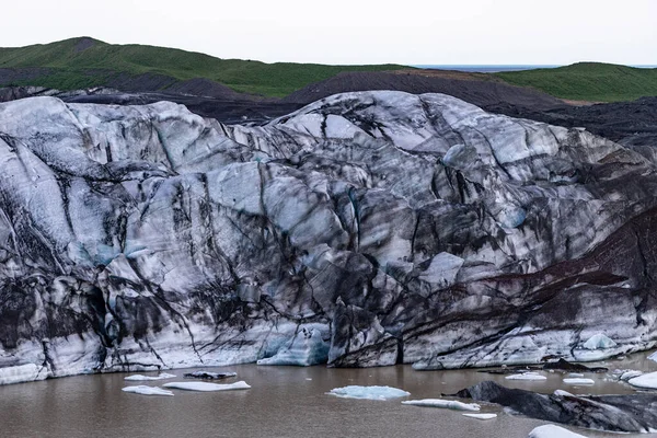 Детали ледника с золой во льду - Исландия — стоковое фото