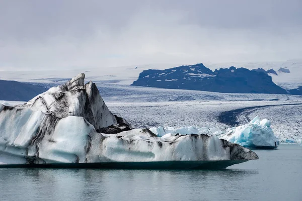 Icebergs flutuantes em Jokulsarlon Glacier Lagoon, Islândia — Fotografia de Stock
