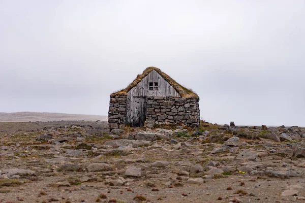 Maisons typiquement icelandiques faites de pierres et recouvertes d'herbe — Photo