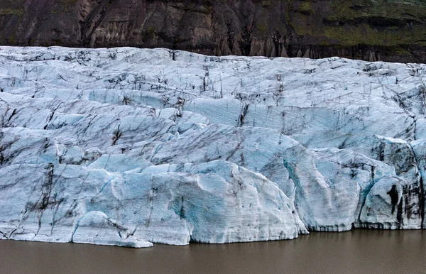 Dettagli del ghiacciaio con cenere nel ghiaccio - Islanda — Foto Stock