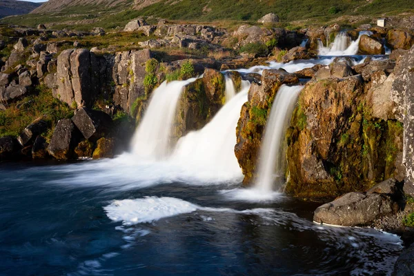 Islanda cascata primo piano vista della scogliera degli dei con lunga esposizione movimento liscio dell'acqua nel paesaggio estivo Foto Stock Royalty Free