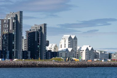 Reykjavik, İzlanda, Ağustos 2019. Şehrin kıyı şeridi ve gezinti güvertesi