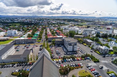 renkli evlerin Reykjavik şehir kuş görünümü.