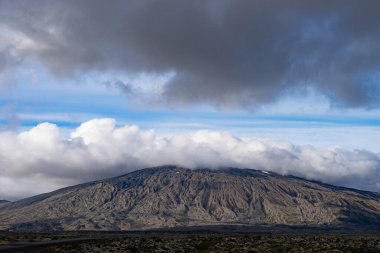 Snaefellsjokull Ulusal Parkı 'nın tepesinde beyaz bulutlu bir başlıkla. İzlanda