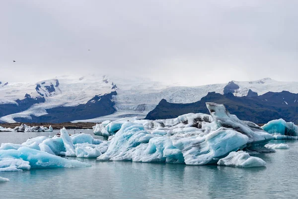 Schwimmende Eisberge in der Gletscherlagune von jokulsarlon, Island — Stockfoto