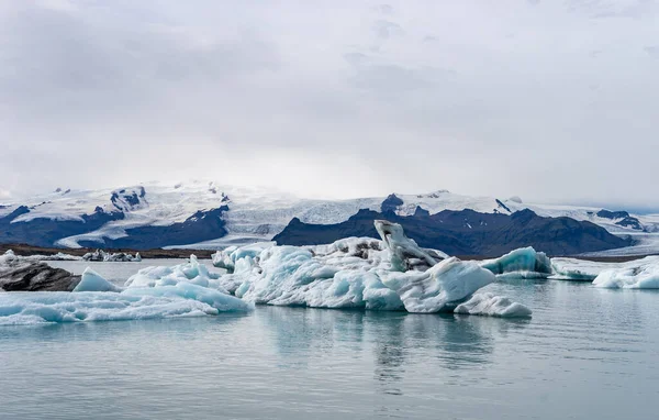 Icebergs flotantes en Laguna Glaciar Jokulsarlon, Islandia — Foto de Stock