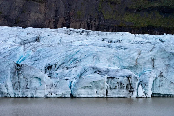Detalhes da geleira com cinzas no gelo - Islândia — Fotografia de Stock