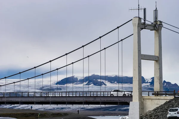 背景として橋と夏の間に、アイスランドのジョクルサロン氷河ラグーンの美しい冷たい風景 — ストック写真