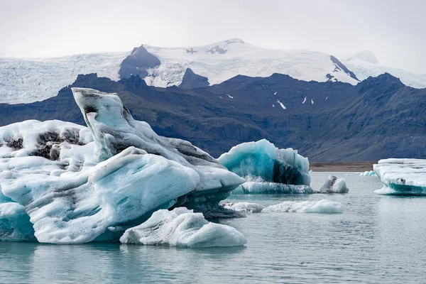 Icebergs flutuantes em Jokulsarlon Glacier Lagoon, Islândia — Fotografia de Stock