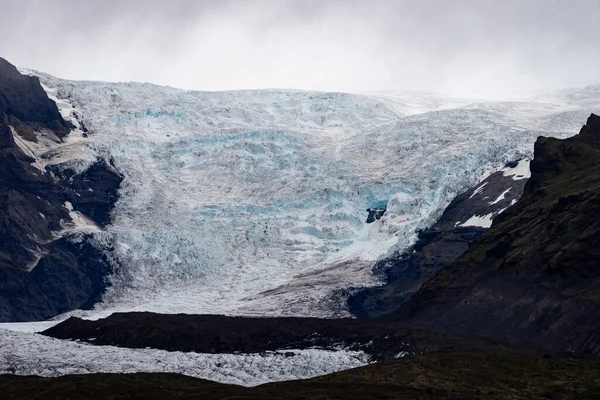 Παγετώνας με στάχτη στον πάγο με λιωμένο νερό και ισλανδικό τοπίο — Φωτογραφία Αρχείου