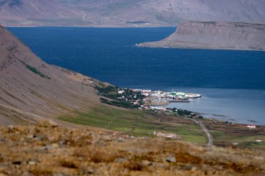 Yaz boyunca Batı Fiyort 'taki Patreksfjordur şehrinin manzarası. İzlanda