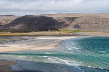 Kutup Denizi kıyısında kristal suyla İzlanda 'da sahil