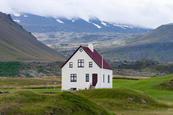 Ferme sur colline en Islande avec ciel nuageux et belle vue sur l'arrière-plan — Photo