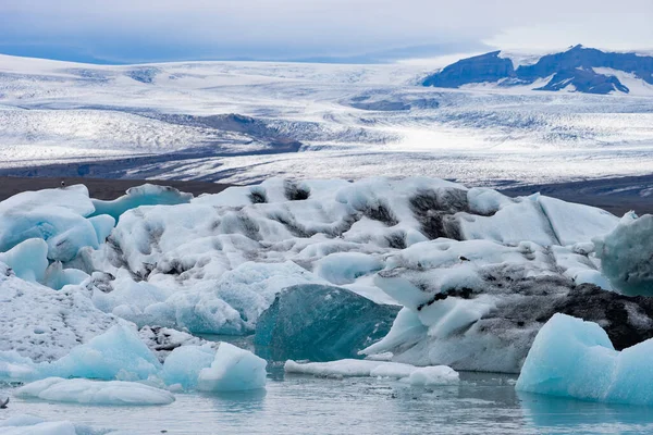 Schwimmende Eisberge in der Gletscherlagune von jokulsarlon, Island — Stockfoto