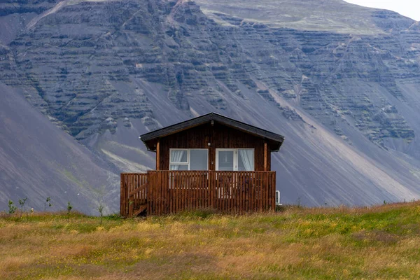 Ferme sur la colline en Islande avec et champ vert sur le fond — Photo