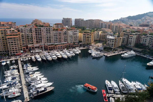 Port de Fontvieille, Monte Carlo, Monaco, Jul 2019. Precious apartments and harbor with luxury yachts in the bay, Monte Carlo, Monaco, Europe — Stock Photo, Image