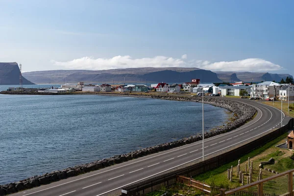 夏の間西フィヨルドのPatreksfjordur市の眺め。アイスランド — ストック写真