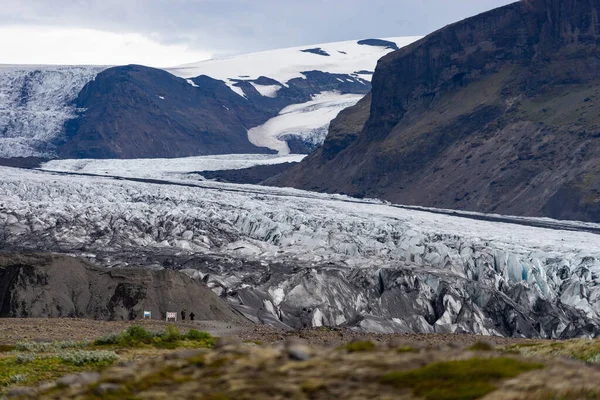 Lodowiec z popiołem w lodzie ze stopioną wodą i islandzkim krajobrazem — Zdjęcie stockowe