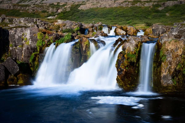 Islanda cascata primo piano vista della scogliera degli dei con lunga esposizione movimento liscio dell'acqua nel paesaggio estivo — Foto Stock