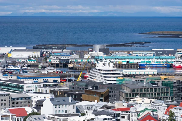 アイスランドのレイキャヴィーク、 2019年8月。クルーズ船がドッキングしたカラフルな港のバードビュー. — ストック写真