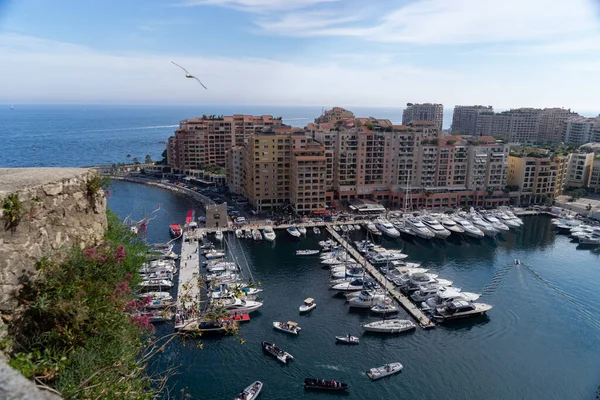 Port de Fontvieille, Monte Carlo, Mónaco, Jul 2019. Preciosos apartamentos y puerto con yates de lujo en la bahía, Monte Carlo, Mónaco, Europa — Foto de Stock