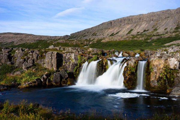 Island vodopád detailní pohled na útes bohů s dlouhou expozicí hladký pohyb vody v letní krajině — Stock fotografie