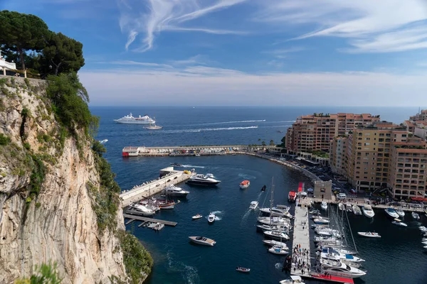 Port de Fontvieille, Monte Carlo, Monaco, Jul 2019. Precious apartments and harbor with luxury yachts in the bay, Monte Carlo, Monaco, Europe — Stock Photo, Image