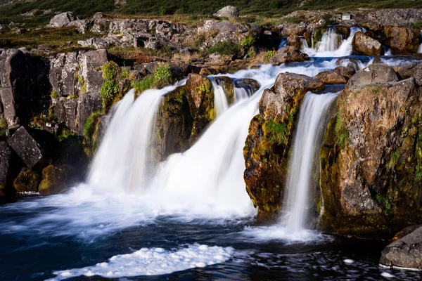 在夏景中，冰岛瀑布是众神悬崖峭壁的近景，暴露时间长，水流流畅流畅 — 图库照片