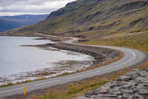 Paysage pittoresque avec belle route, fjord et littoral d'Islande Westfjord — Photo