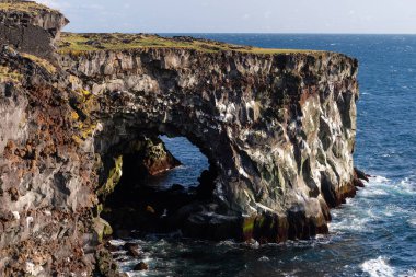 Tehlikeli dikey uçurumlu deniz manzarası, gün batımında bulutlu manzara