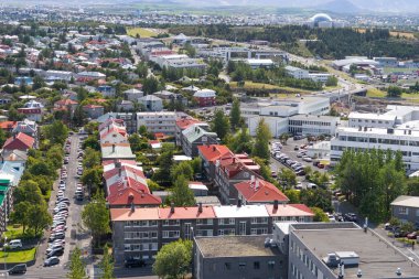 renkli evlerin Reykjavik şehir kuş görünümü.
