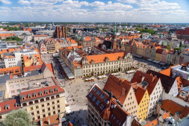 Wroclaw, Polonya, Ağustos 2019. Rynek Pazar Meydanı ile Wroclaw 'ın tarihi şehir merkezinin en iyi panoramik manzarası
