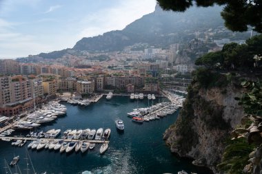 Port de Fontvieille, Monte Carlo, Monaco, Temmuz 2019. Kıymetli daireler ve limanda lüks yatlar, Monte Carlo, Monaco, Avrupa