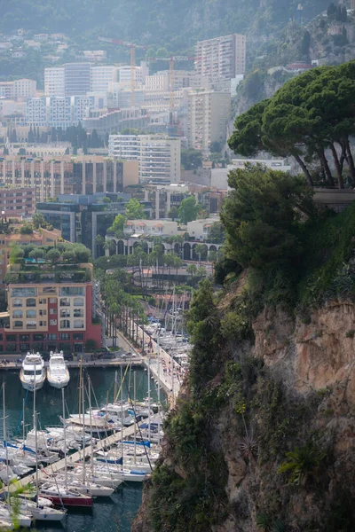 Port de Fontvieille, Monte Carlo, Mónaco, Jul 2019. Preciosos apartamentos y puerto con yates de lujo en la bahía, Monte Carlo, Mónaco, Europa — Foto de Stock