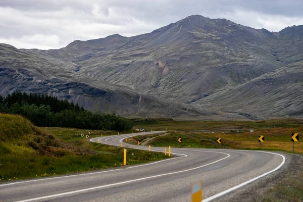 Arka planda güzel yolu ve dağı olan manzaralı bir yer. 