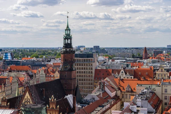 Wroclaw, Polônia, agosto de 2019. Vista panorâmica aérea superior da cidade velha de Wroclaw centro histórico da cidade com Rynek Market Square — Fotografia de Stock