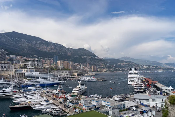 Port de Fontvieille, Monte Carlo, Mónaco, Jul 2019. Preciosos apartamentos y puerto con yates de lujo en la bahía, Monte Carlo, Mónaco, Europa — Foto de Stock