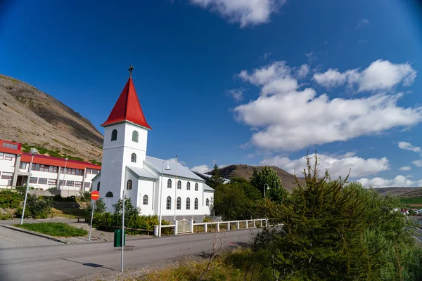夏の間、西フィヨルドのPatreksfjordur市でアイスランドの教会の景色。アイスランド — ストック写真